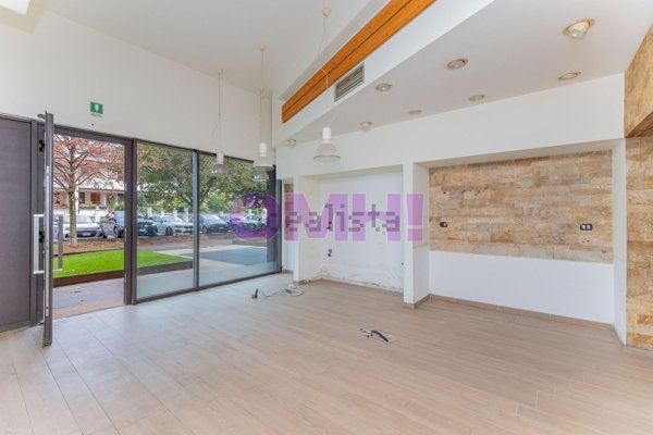 locale commerciale in vendita a Gallarate
