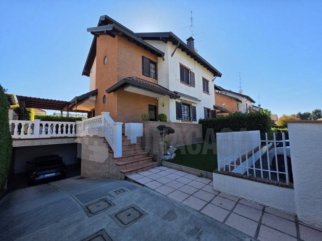 casa indipendente in vendita a Gallarate in zona Arnate