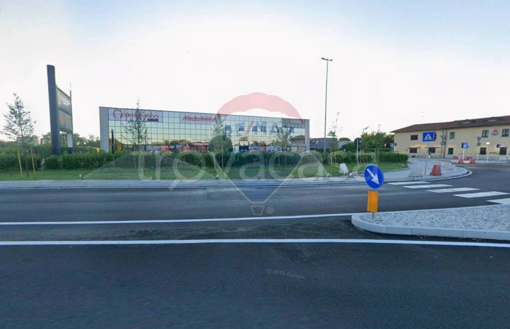 negozio in vendita a Gallarate in zona Madonna in Campagna