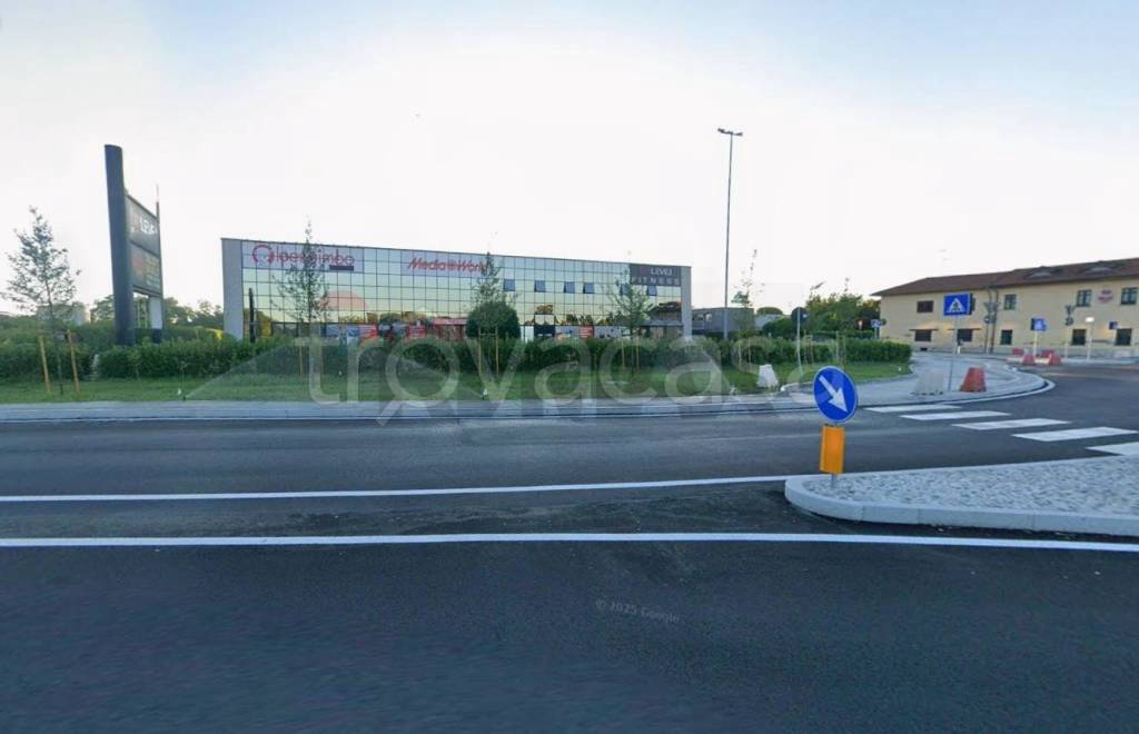 negozio in vendita a Gallarate in zona Madonna in Campagna