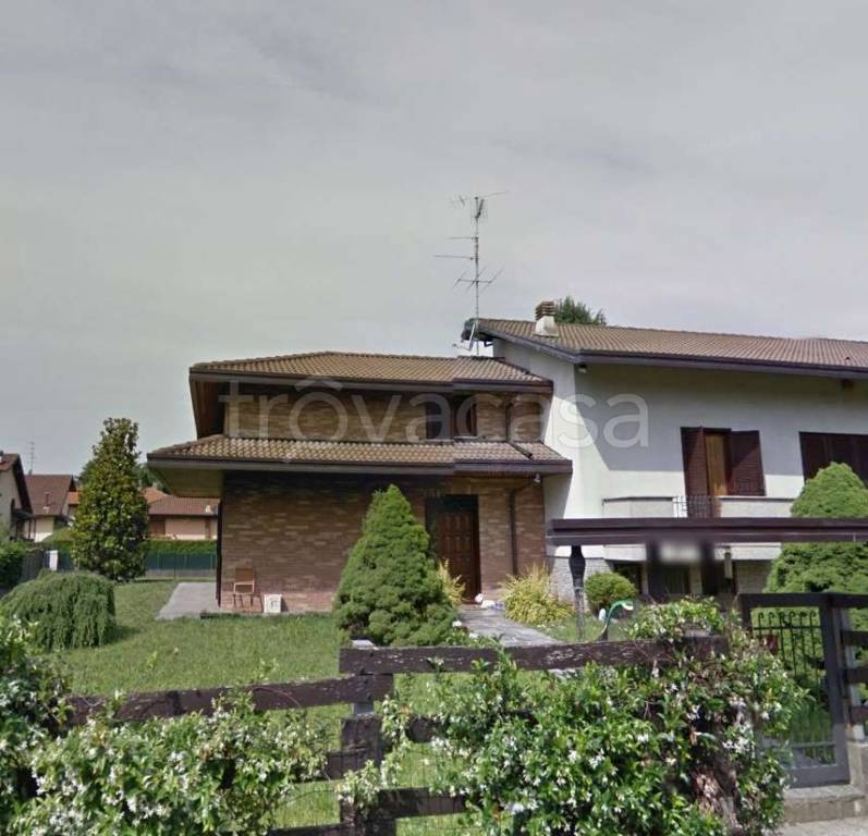 casa indipendente in vendita a Gallarate in zona Sciarè