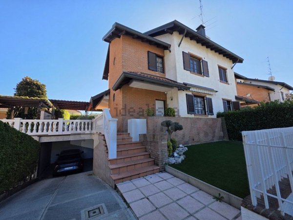 casa indipendente in vendita a Gallarate in zona Arnate