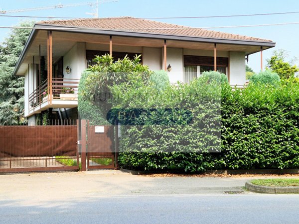 casa indipendente in vendita a Gallarate in zona Crenna