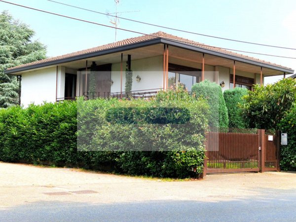 casa indipendente in vendita a Gallarate in zona Crenna