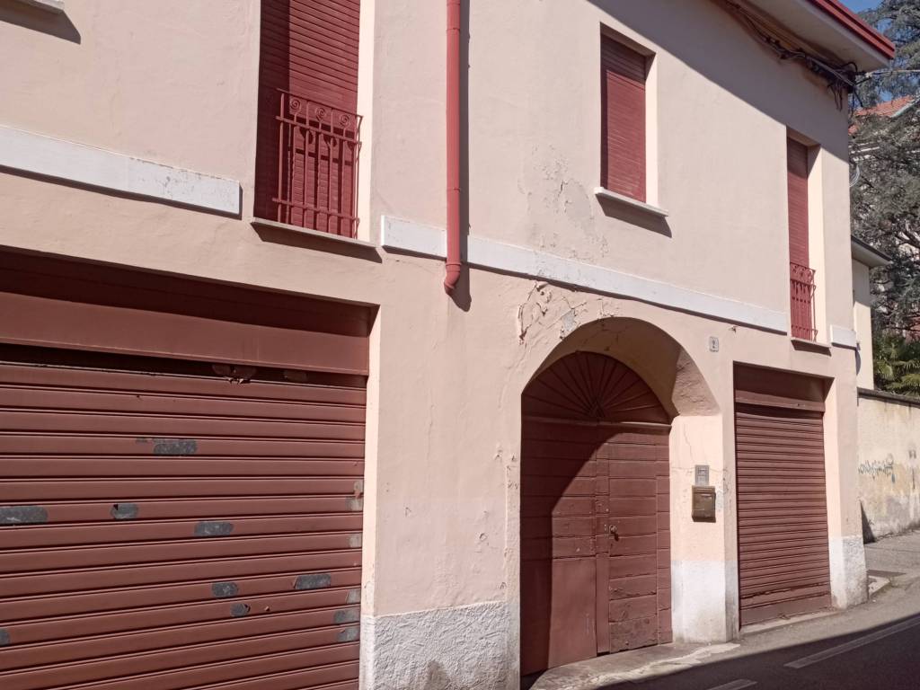 casa indipendente in vendita a Gallarate in zona Crenna