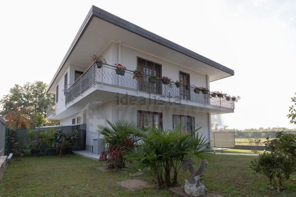 casa indipendente in vendita a Gallarate in zona Madonna in Campagna