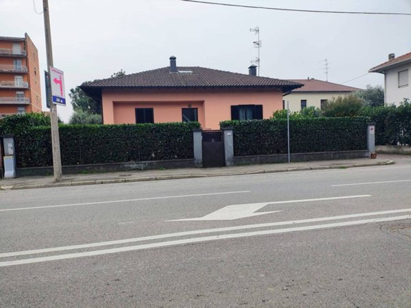 casa indipendente in vendita a Gallarate in zona Madonna in Campagna