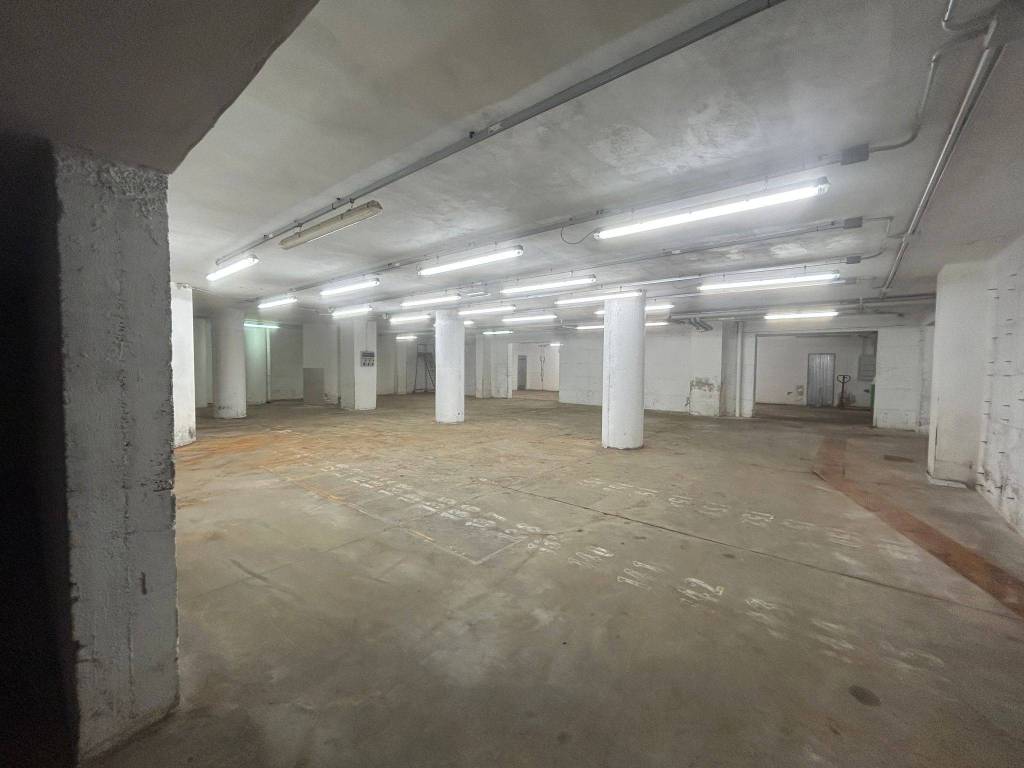 locale commerciale in vendita a Gallarate in zona Cascinetta