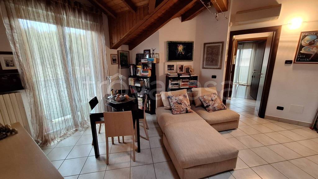 appartamento in vendita a Gallarate in zona Crenna