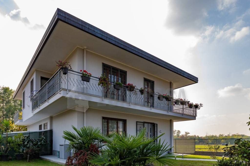 casa indipendente in vendita a Gallarate in zona Madonna in Campagna