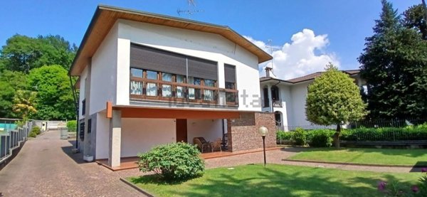 casa indipendente in vendita a Gallarate in zona Moriggia