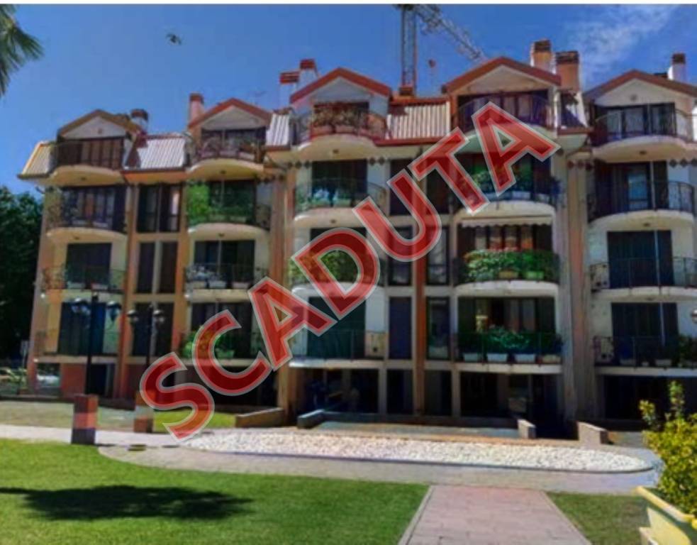 locale commerciale in vendita a Gallarate in zona Sciarè