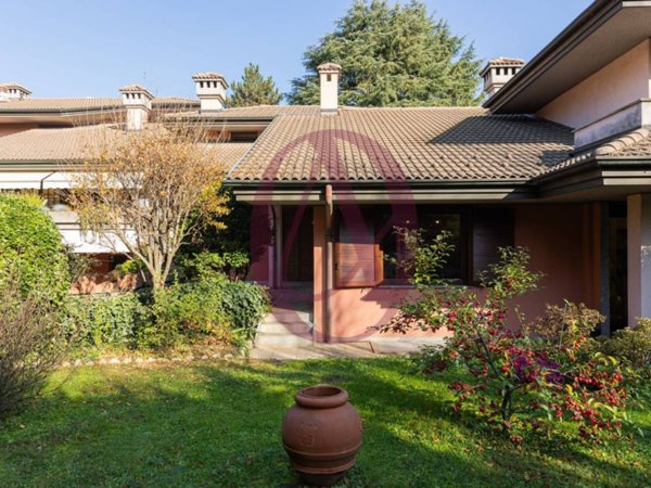 casa indipendente in vendita a Gallarate in zona Ronchi