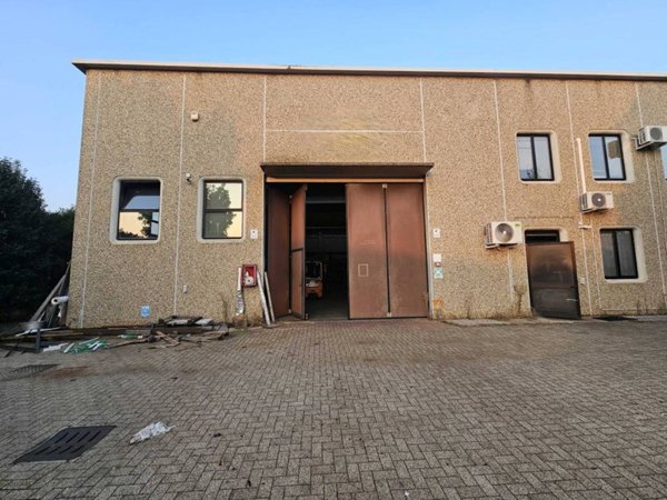locale commerciale in vendita a Gallarate in zona Sciarè