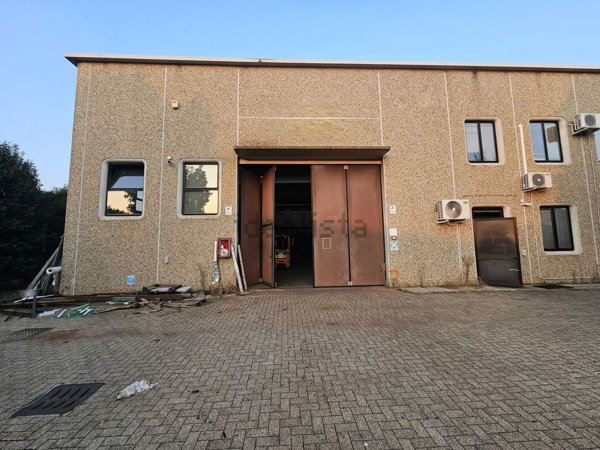locale commerciale in vendita a Gallarate in zona Sciarè