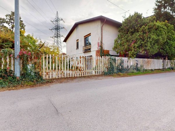 casa indipendente in vendita a Gallarate in zona Sciarè