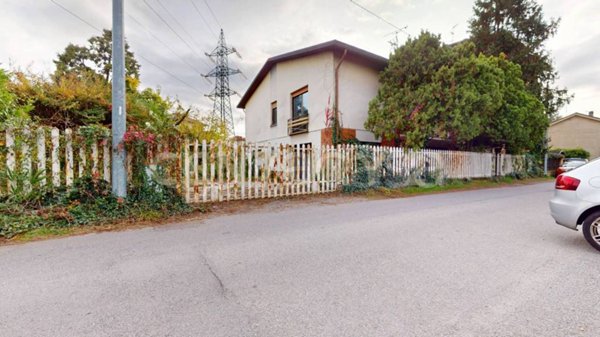casa indipendente in vendita a Gallarate in zona Sciarè