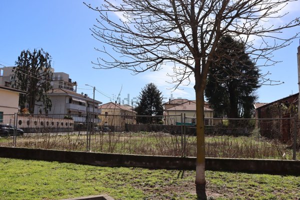 negozio in vendita a Gallarate in zona Arnate