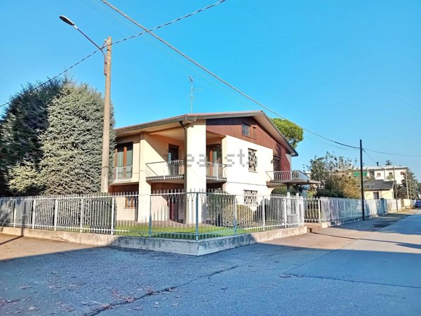 casa indipendente in vendita a Gallarate in zona Arnate