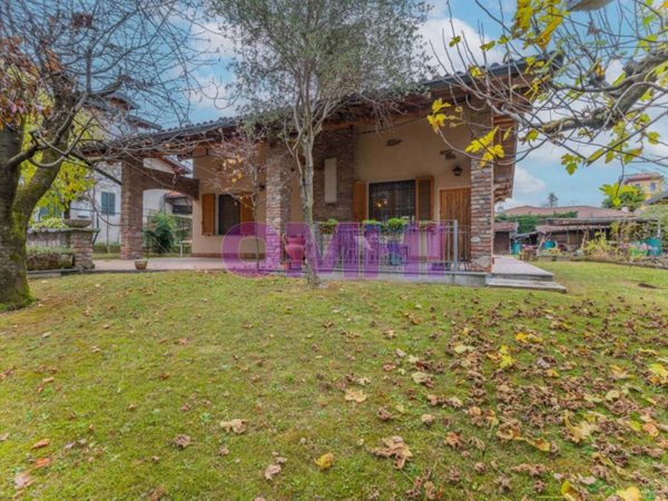 casa indipendente in vendita a Gallarate in zona Crenna