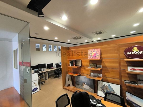 capannone in vendita a Gallarate in zona Sciarè