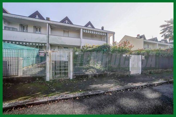 casa indipendente in vendita a Gallarate in zona Sciarè