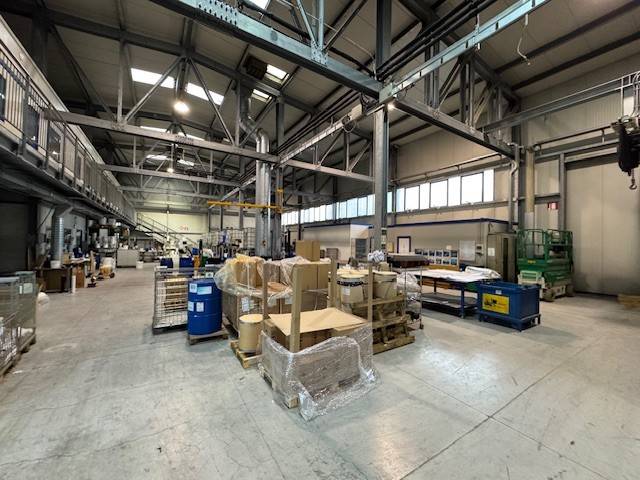 locale commerciale in vendita a Gallarate in zona Sciarè