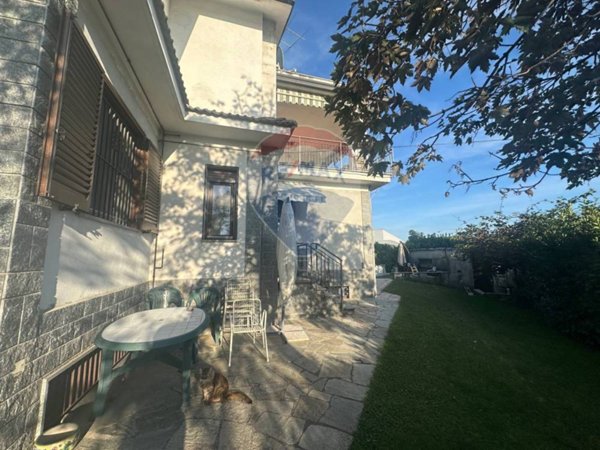 casa indipendente in vendita a Gallarate in zona Arnate