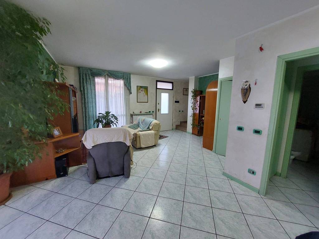 casa indipendente in vendita a Gallarate in zona Madonna in Campagna