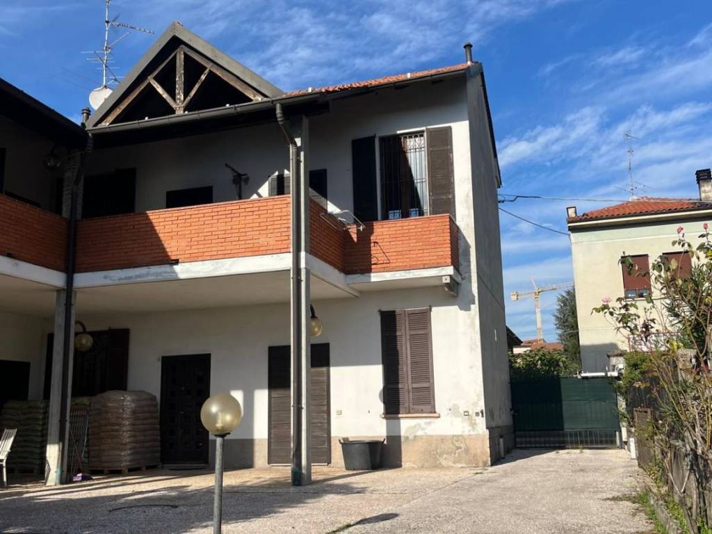 casa indipendente in vendita a Gallarate in zona Sciarè