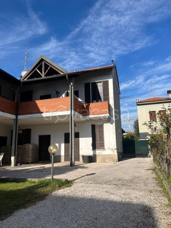 casa indipendente in vendita a Gallarate in zona Sciarè