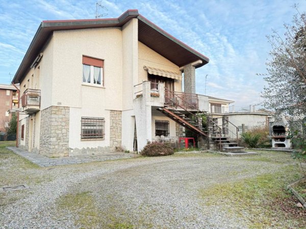 casa indipendente in vendita a Gallarate in zona Cascinetta