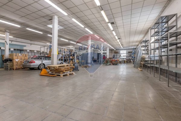 capannone in vendita a Gallarate in zona Arnate