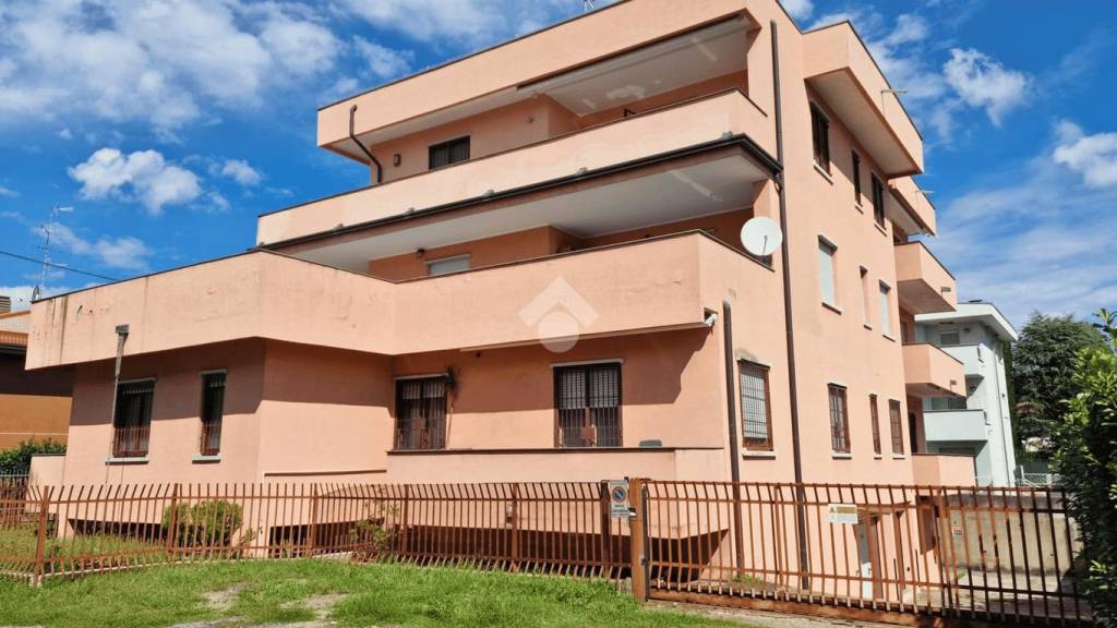 appartamento in vendita a Gallarate in zona Arnate