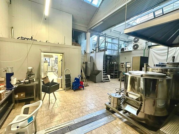 locale commerciale in vendita a Gallarate in zona Arnate