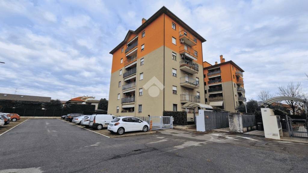 appartamento in vendita a Gallarate in zona Sciarè
