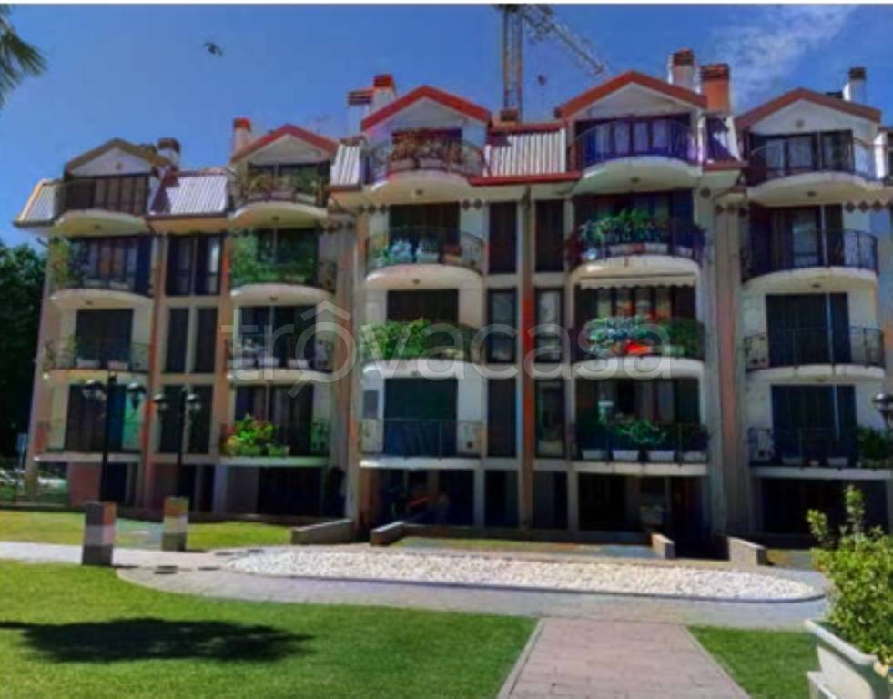 casa indipendente in vendita a Gallarate in zona Sciarè