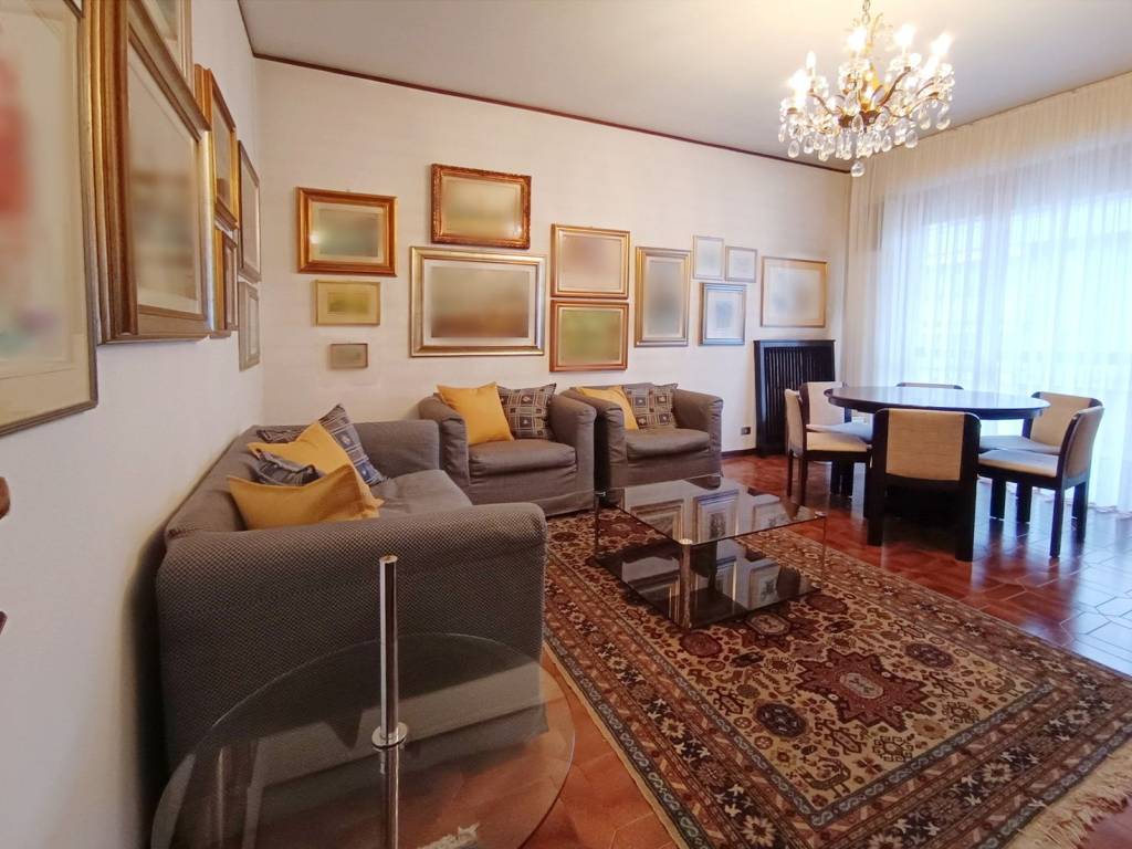 appartamento in vendita a Gallarate in zona Sciarè