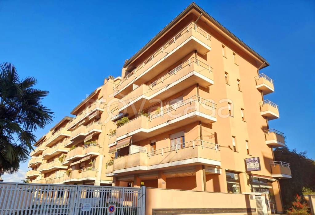 appartamento in vendita a Gallarate in zona Sciarè