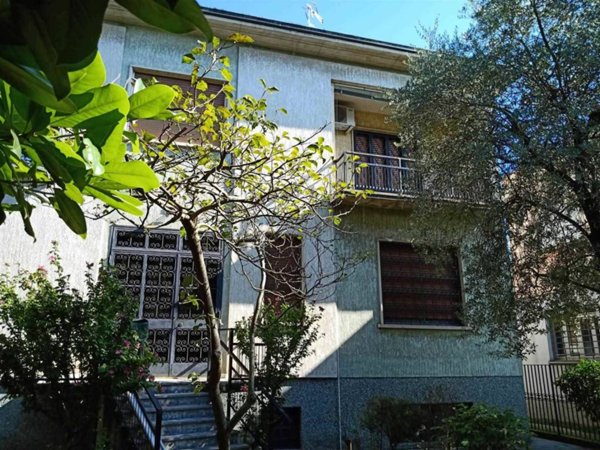 casa indipendente in vendita a Gallarate in zona Arnate