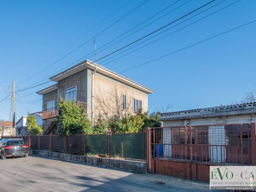 casa indipendente in vendita a Gallarate in zona Sciarè