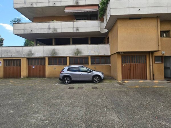 locale commerciale in vendita a Gallarate in zona Cascinetta