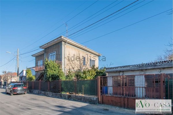 casa indipendente in vendita a Gallarate in zona Sciarè