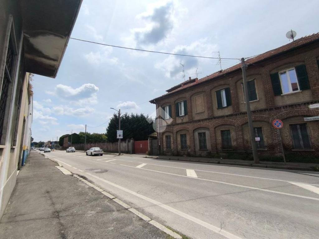 negozio in vendita a Gallarate in zona Madonna in Campagna
