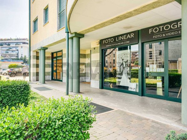 negozio in vendita a Gallarate in zona Arnate