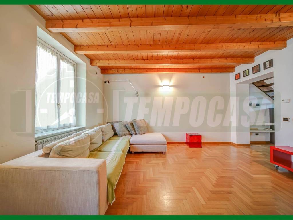 appartamento in vendita a Gallarate in zona Sciarè