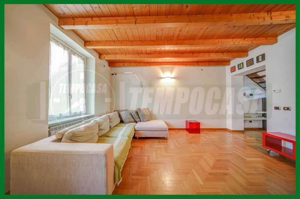 appartamento in vendita a Gallarate in zona Sciarè
