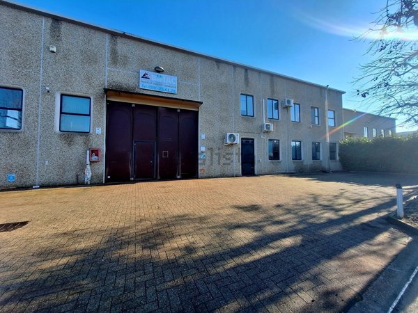 capannone in vendita a Gallarate in zona Sciarè