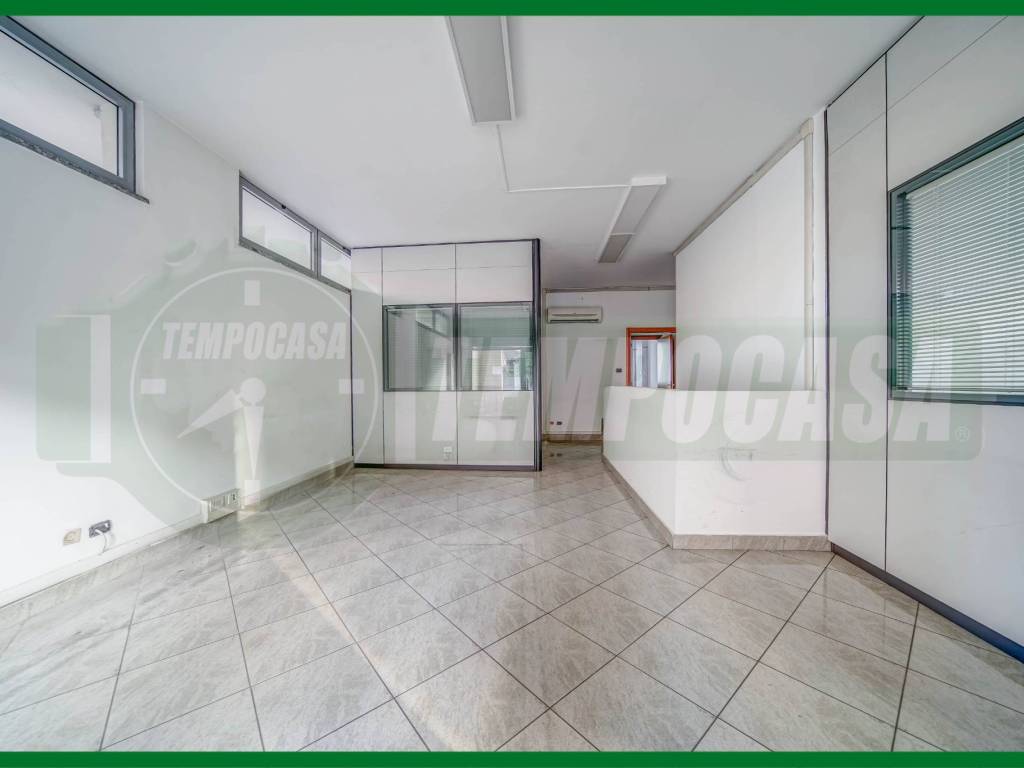 negozio in vendita a Gallarate in zona Cascinetta