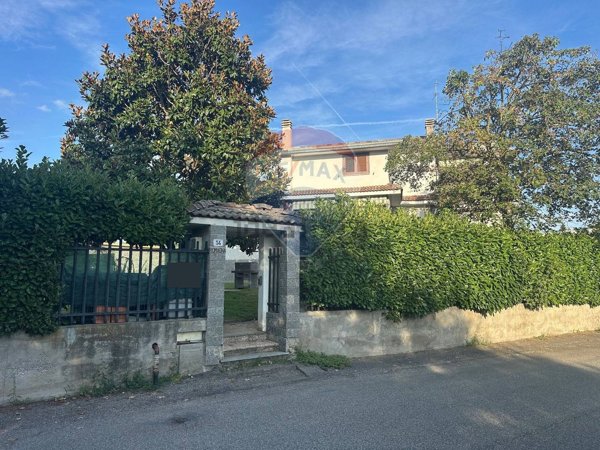 casa indipendente in vendita a Gallarate in zona Arnate